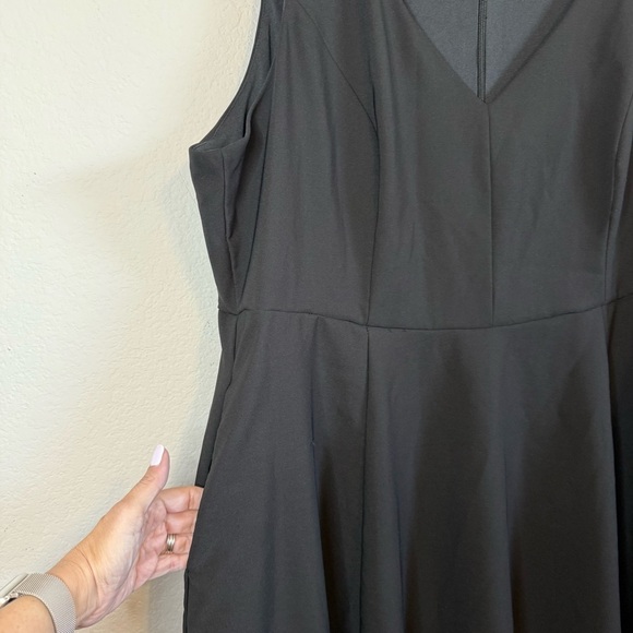 Torrid At The Knee Studio Refined Crepe Skater V Neck Black Dress Pockets Sze 22 - Picture 4 of 14